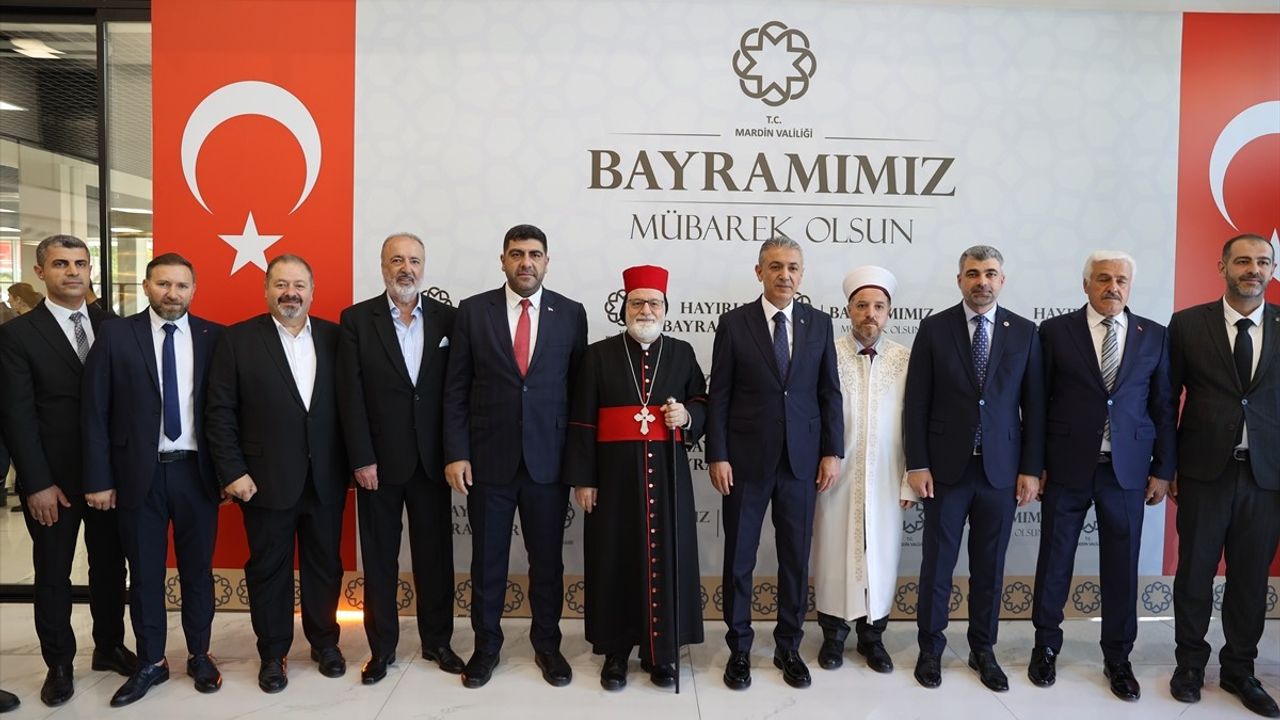 Mardin'de Farklı Dine Mensup Vatandaşlar Bayramda Bir Araya Geldi