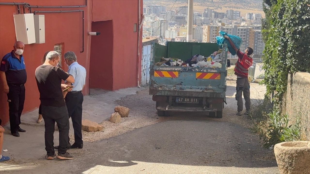 Mardin'de Koku Şikayeti Üzerine 2 Kamyon Çöp Çıkartıldı
