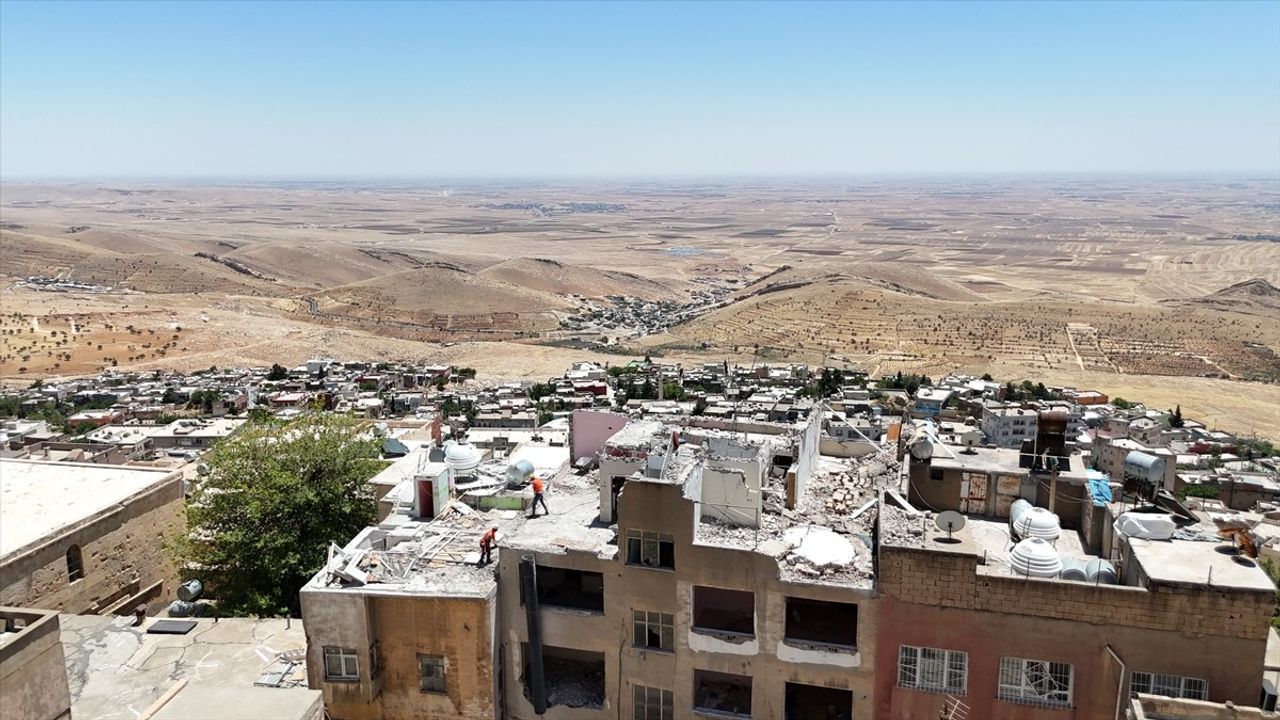 Mardin'de Tarihi Dokuya Uygun Yıkım Çalışmaları Devam Ediyor