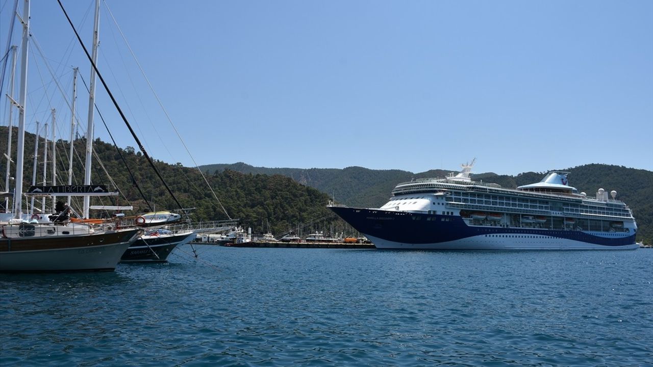 Marmaris'e Kruvaziyer Ziyareti: Marella Discovery 2 ile 1797 Turist Geldi