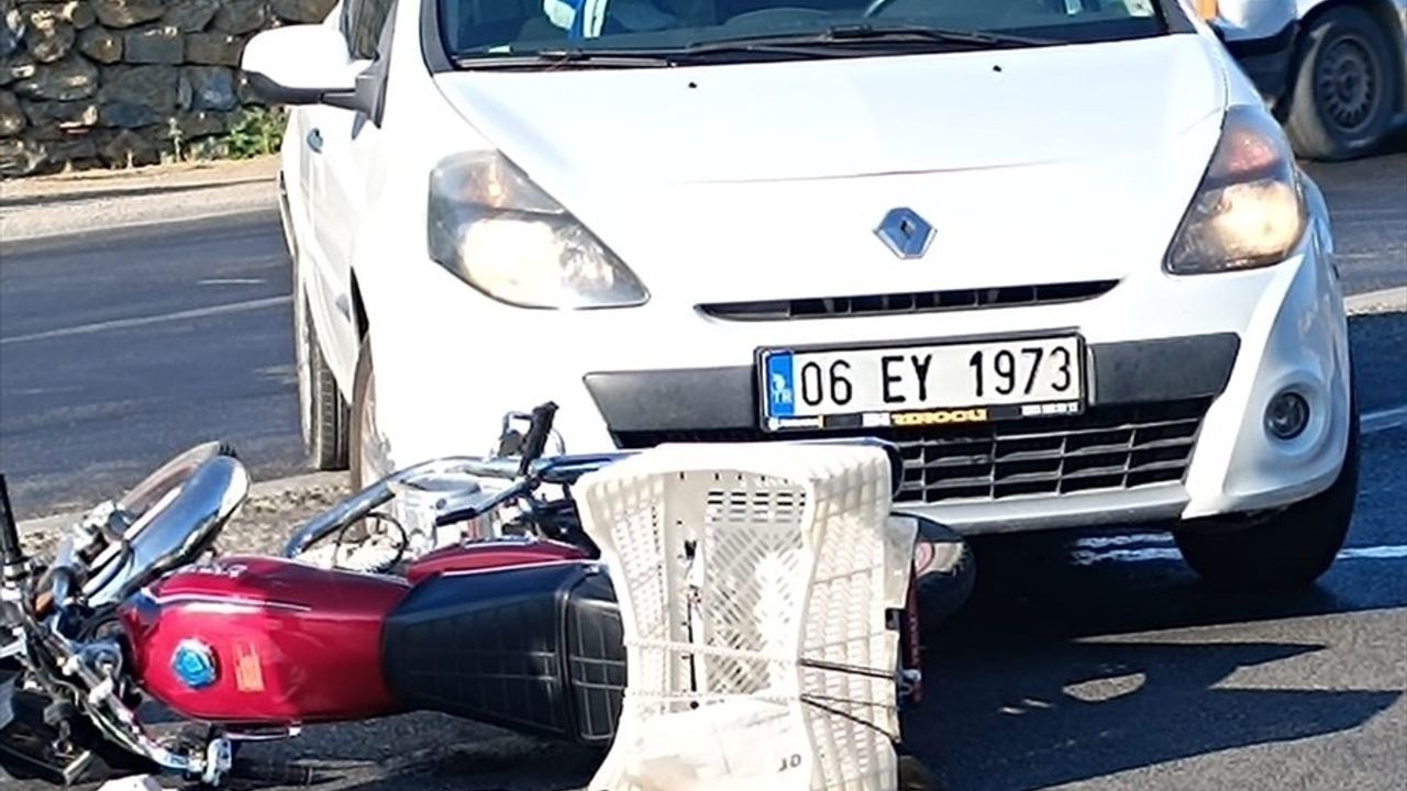 Mersin'de Otomobil ve Motosiklet Çarpıştı: 2 Yaralı