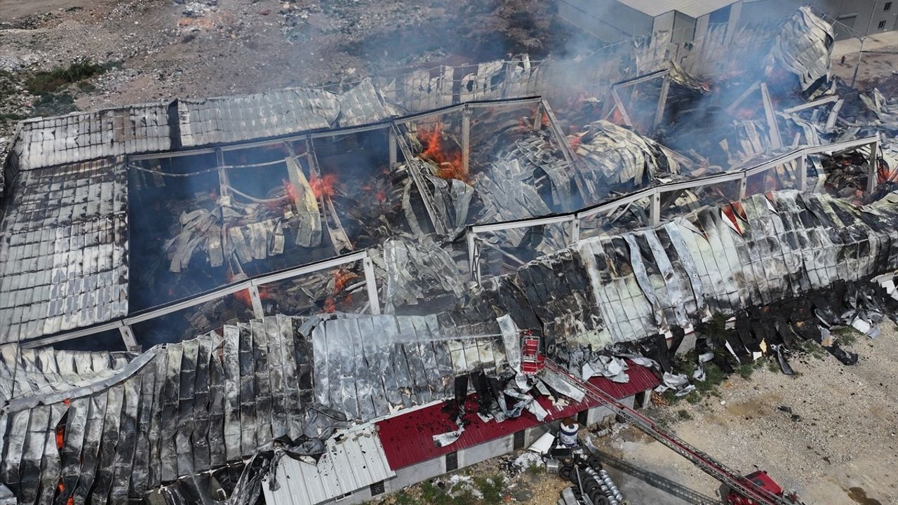 Mersin'de Pamuk Deposunda Yangın Kontrol Altına Alındı