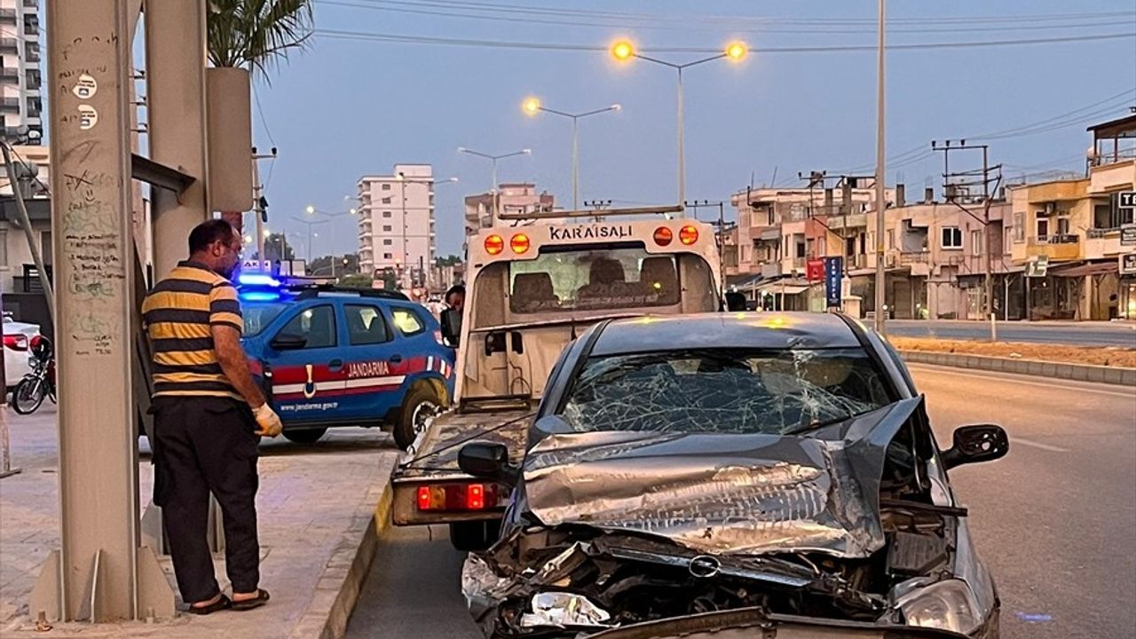 Mersin'de Üst Geçide Çarpan Otomobilin Yolcuları Yaralandı