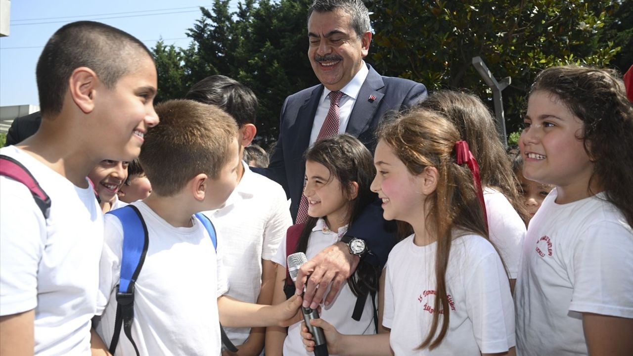 Milli Eğitim Bakanı Tekin, Okullarda Forma Uygulamasını Duyurdu