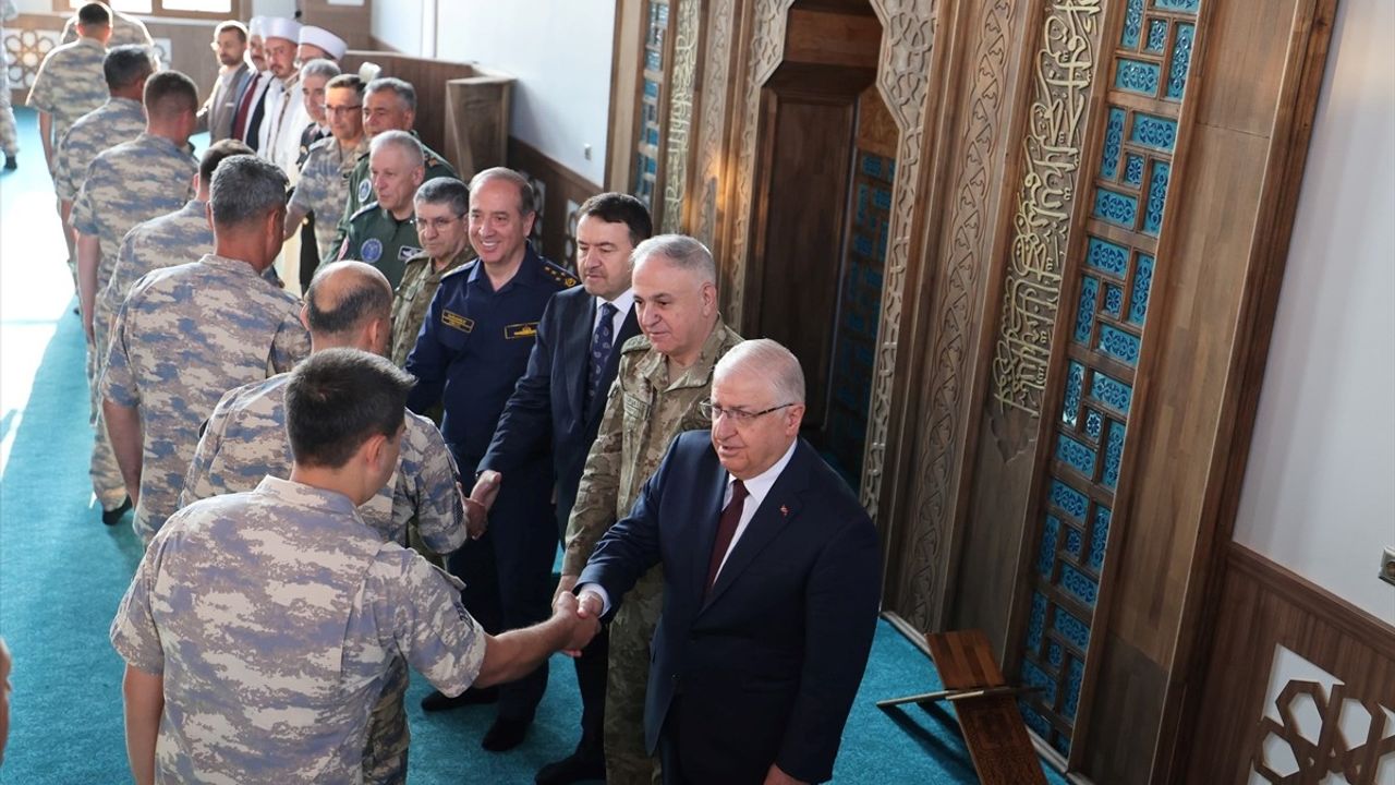 Milli Savunma Bakanı Güler Kütahya'da Bayramlaştı