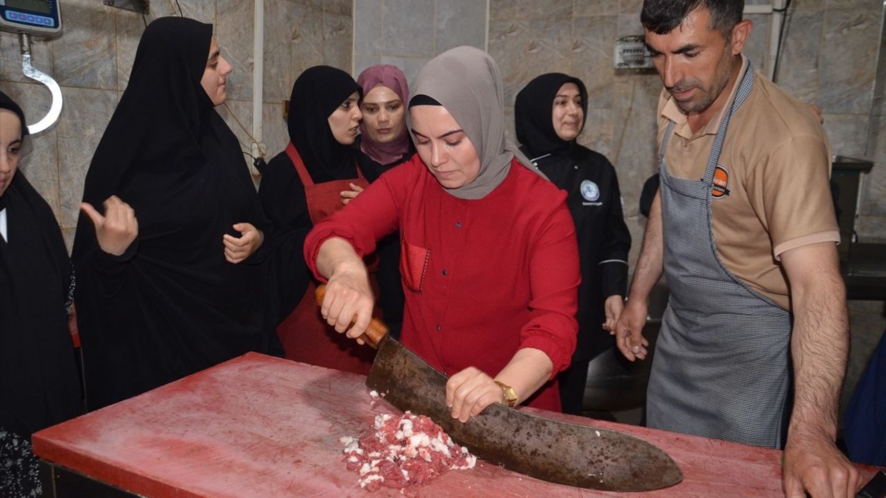 Muş'ta Aşçılık Kursuna Katılan Kadınlar Uygulamalı Eğitimle Restoranda Kebap Pişirdi