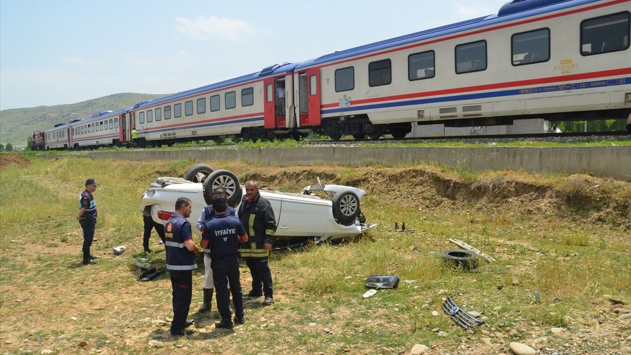 Muş'ta Hemzemin Geçitte Tren Kazası: Sürücü Yaralandı