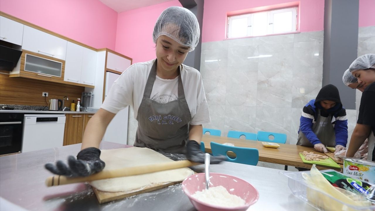 Nebi Güney İmam Hatip Ortaokulu'nda Öğrenciler Hem Sanat Hem de Tarım Öğreniyor