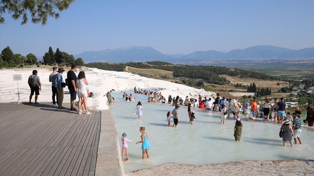 Pamukkale'de Bayram Tatili Ziyaretçi Rekoru