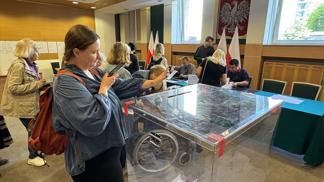 Polonya Cumhurbaşkanlığı Seçiminde İkinci Tur Başladı