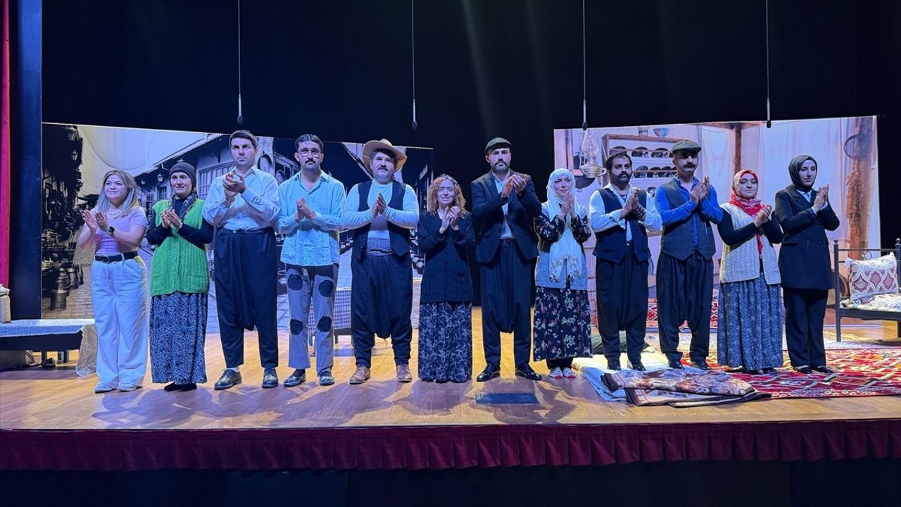 Rasim Özdenören'in 'Çözülme' Eseri Yeniden Sahnede
