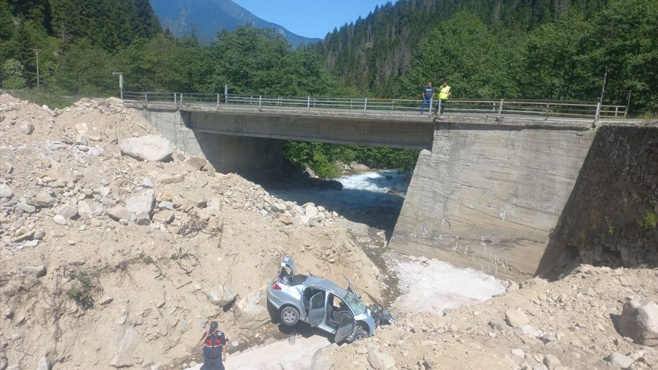 Rize'de Dere Yatağına Devrilen Otomobil Kazası