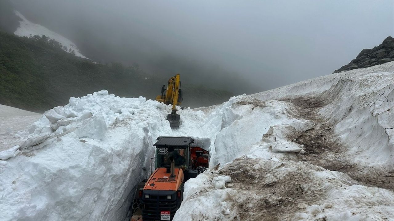 Rize'de Haziran Ayında Karla Mücadele Çalışmaları Devam Ediyor