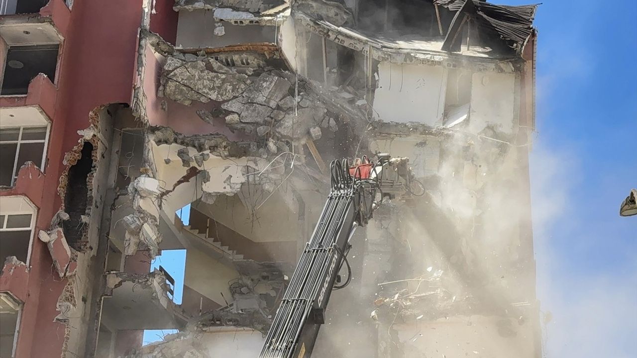 Rize'de Riskli Binaların Yıkım Süreci Başladı