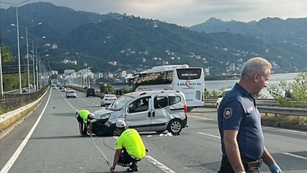 Rize'de Trafik Kazası: İki Can Kaybı, Üç Yaralı