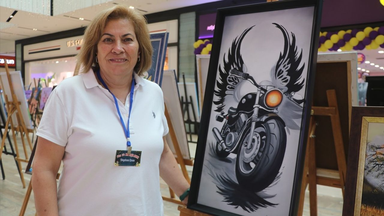 Rize'de Yaşlı ve Gençlerin Bir Araya Geldiği Sanat Sergisi
