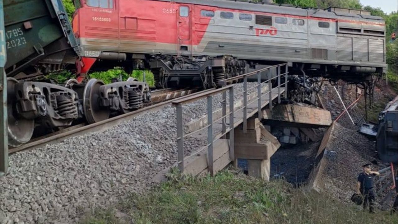 Rusya'da Otoyol Köprüsü Tren Üzerine Çöktü