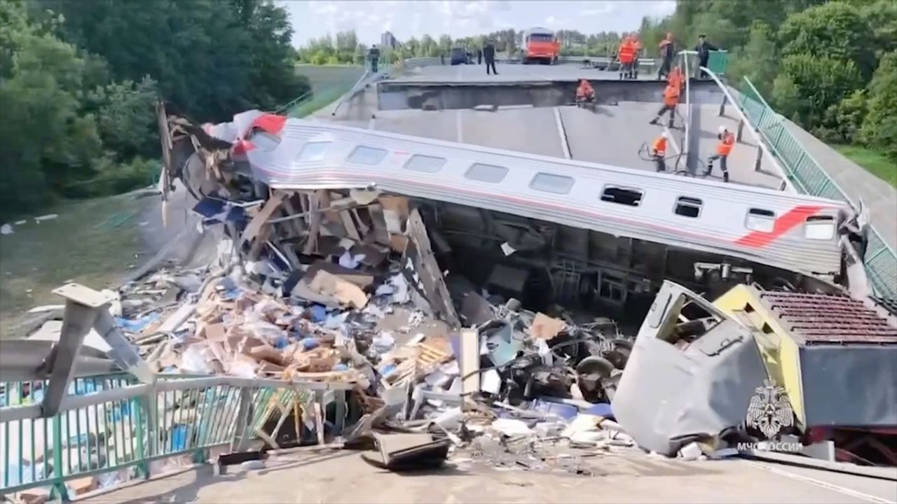 Rusya'da Otoyol Köprüsü Tren Üzerine Çöktü: 7 Ölü, 66 Yaralı