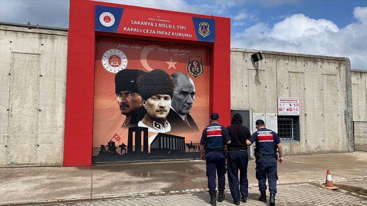 Sakarya'da Arkadaşını Yaralayan Zanlı Taksinin Bagajında Yakalandı