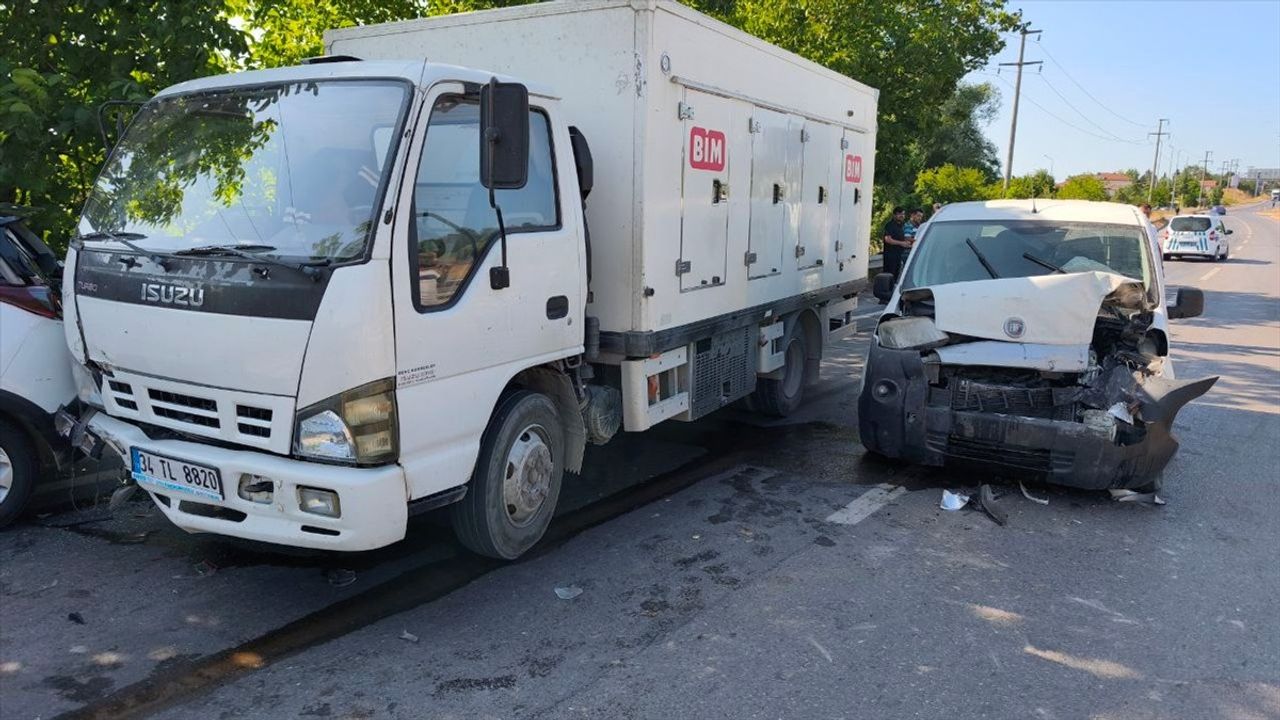 Sakarya'da Zincirleme Kaza: 3 Yaralı
