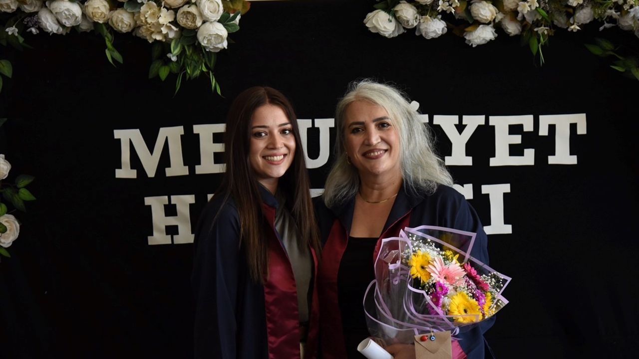 Samsun'da Anne ve Kızın Mezuniyet Sevinci