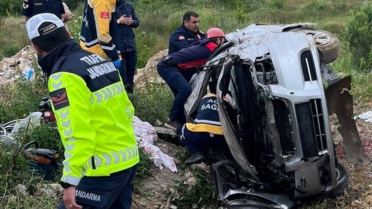 Samsun'da Otomobilin Şarampole Devrilmesi Sonucu 4 Yaralı