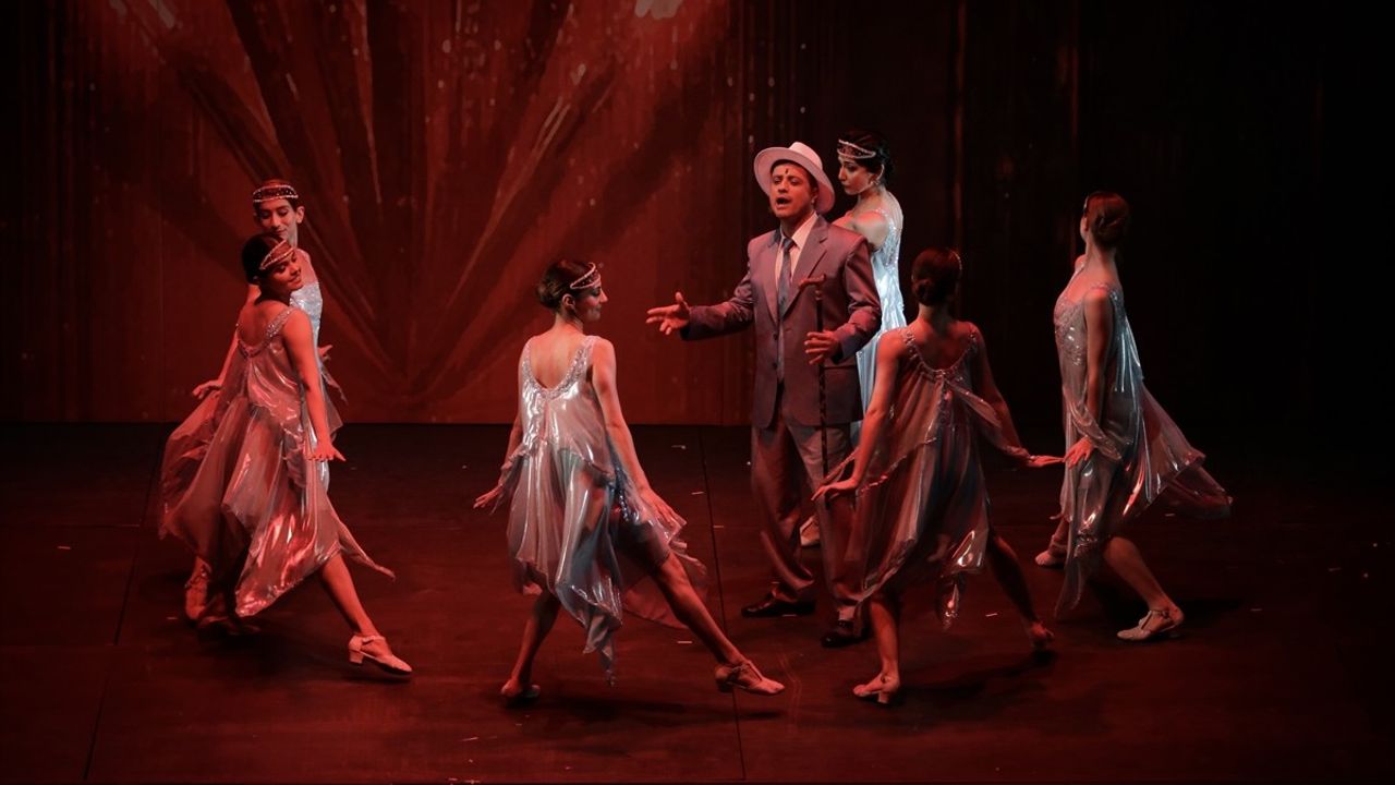 SAMSUN'DA 'SINGIN' IN THE RAIN' MÜZİKALİ PRÖMİER YAPTI