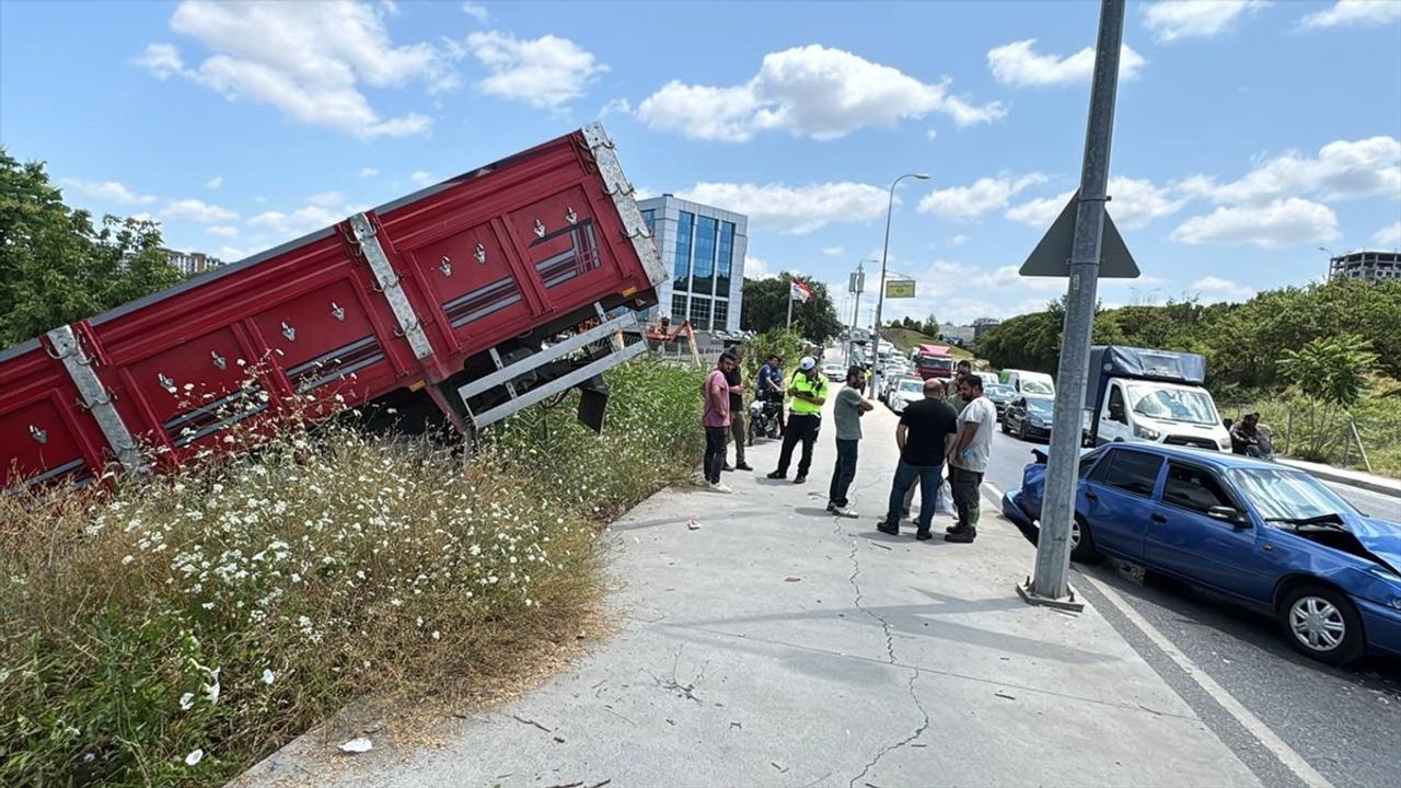Sancaktepe'de Zincirleme Trafik Kazası: 2 Yaralı