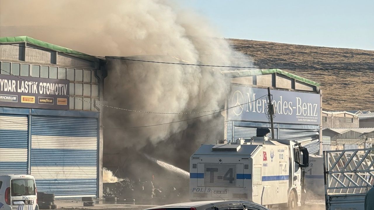 Şanlıurfa'daki Hırdavatçı Yangını Kontrol Altına Alındı