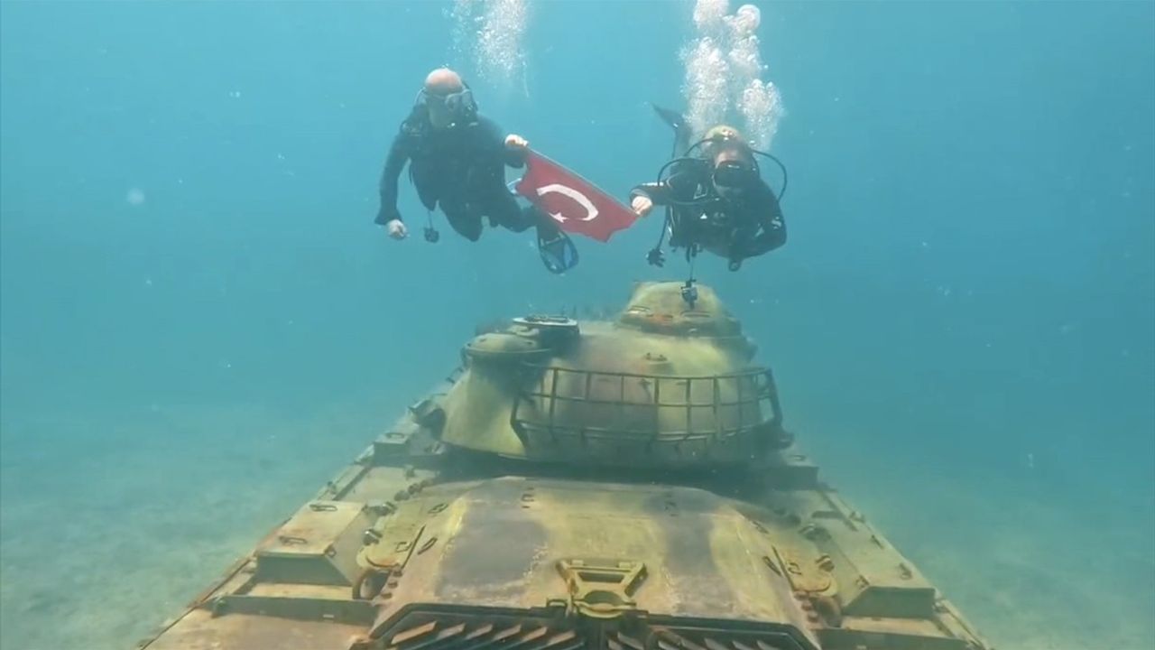 Saros Körfezi'nde Jandarma Ekibi Batık Tanka Dalış Yaptı