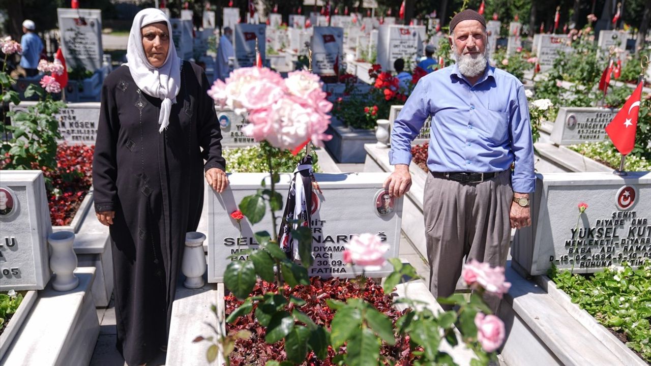 Şehit Aileleri Kurban Bayramı'nda Edirnekapı Mezarlığı'nda