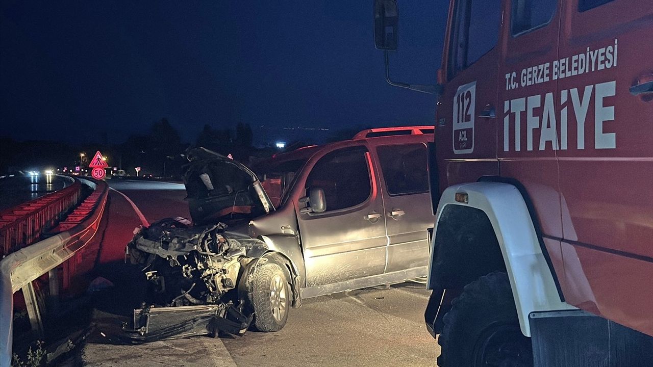 Sinop'ta Bariyere Çarpan Hafif Ticari Araçta İki Yaralı