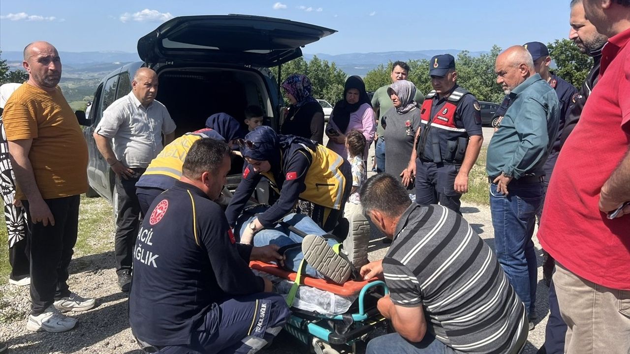 Sinop'ta Devrilen Otomobilde Karı Koca Yaralandı