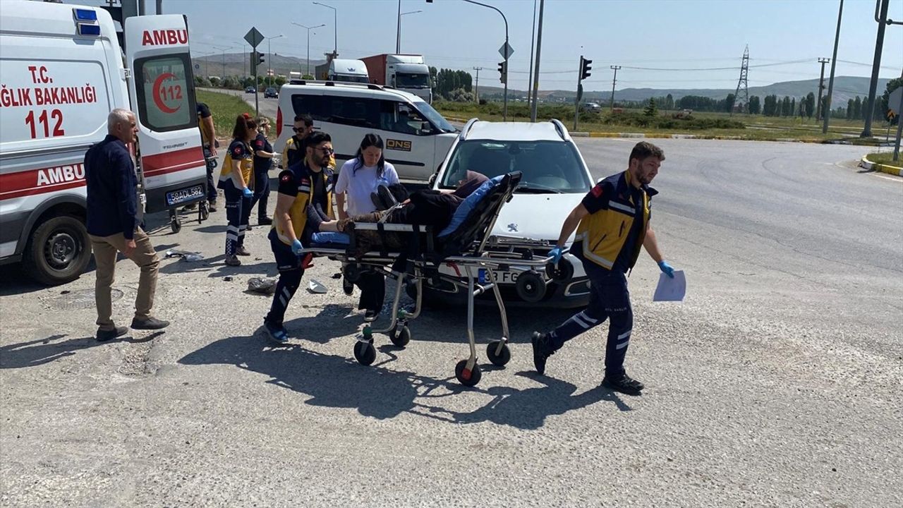 Sivas'ta Ambulans ve Otomobil Çarpıştı: 5 Yaralı