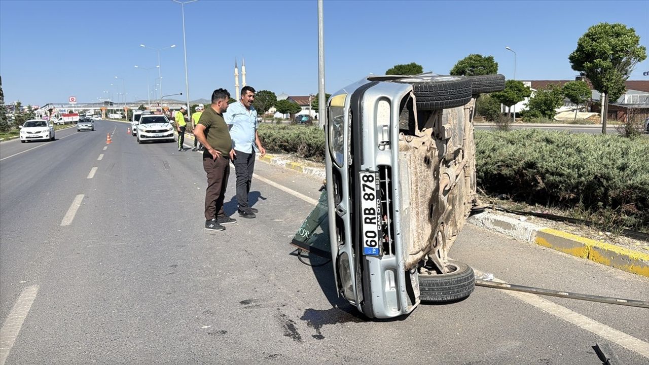 Sivas'ta Otomobil Devrildi: İki Kişi Yaralı