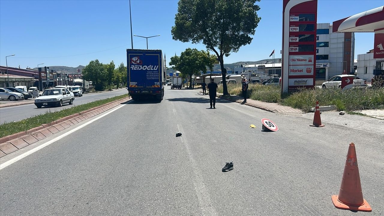 Sivas'ta Tır Çarpan Yaya Hayatını Kaybetti