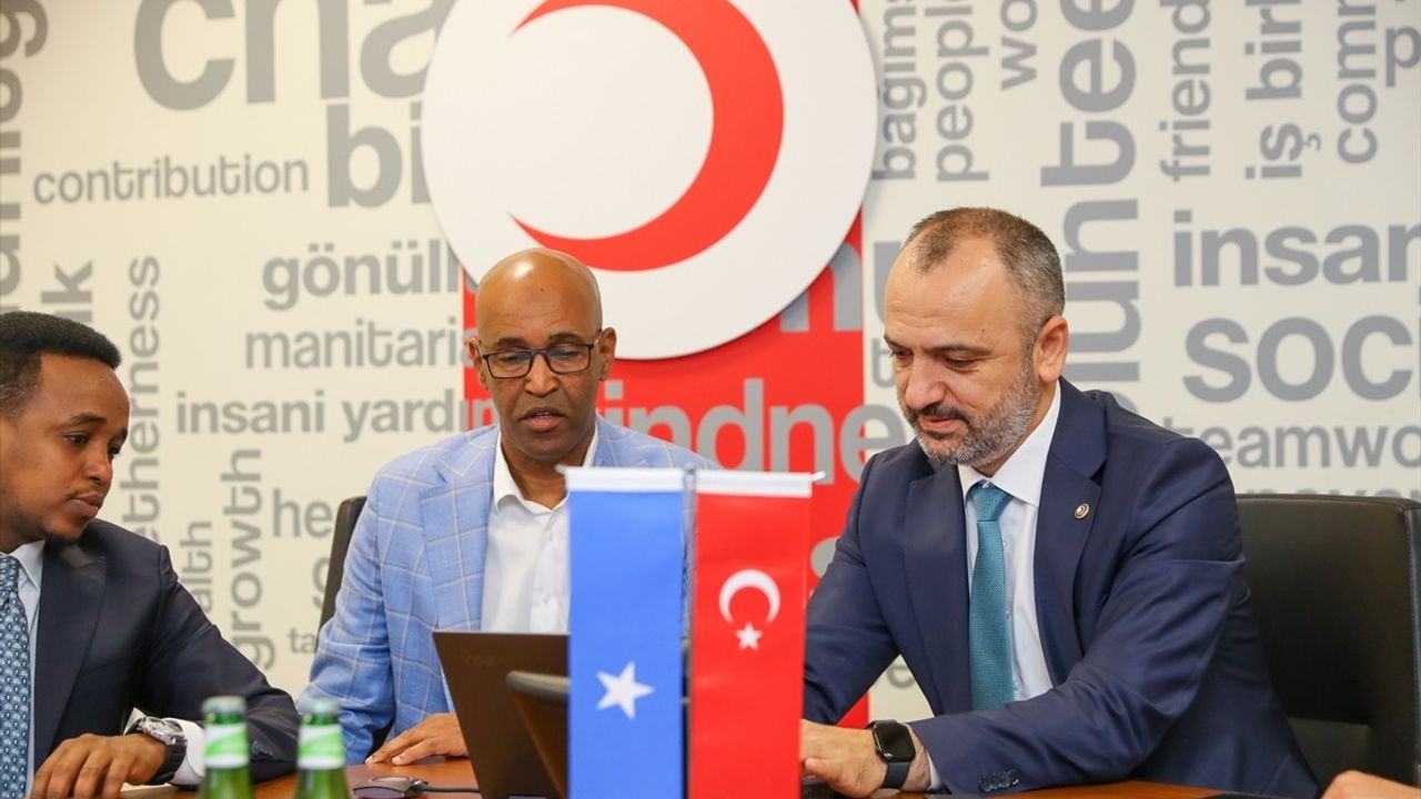 Somali Büyükelçisi Mohamed Kurban Vekaletini Türk Kızılay'a Verdi