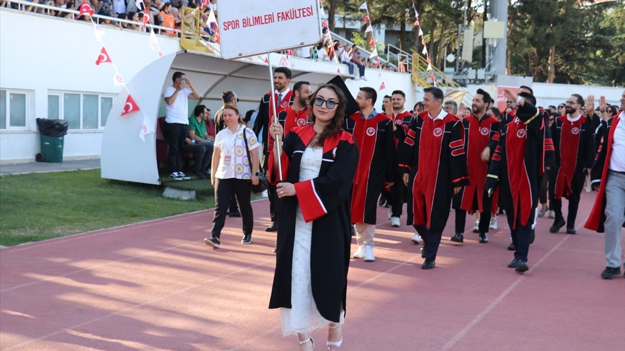 Süleyman Demirel Üniversitesi'nde Mezuniyet Heyecanı