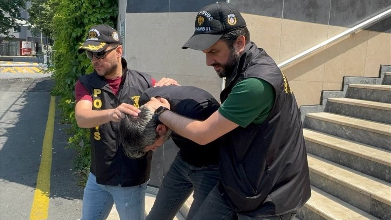 Sultangazi'de Kıraathanede Ölümcül Silah Kazası: İki Zanlı Yakalandı