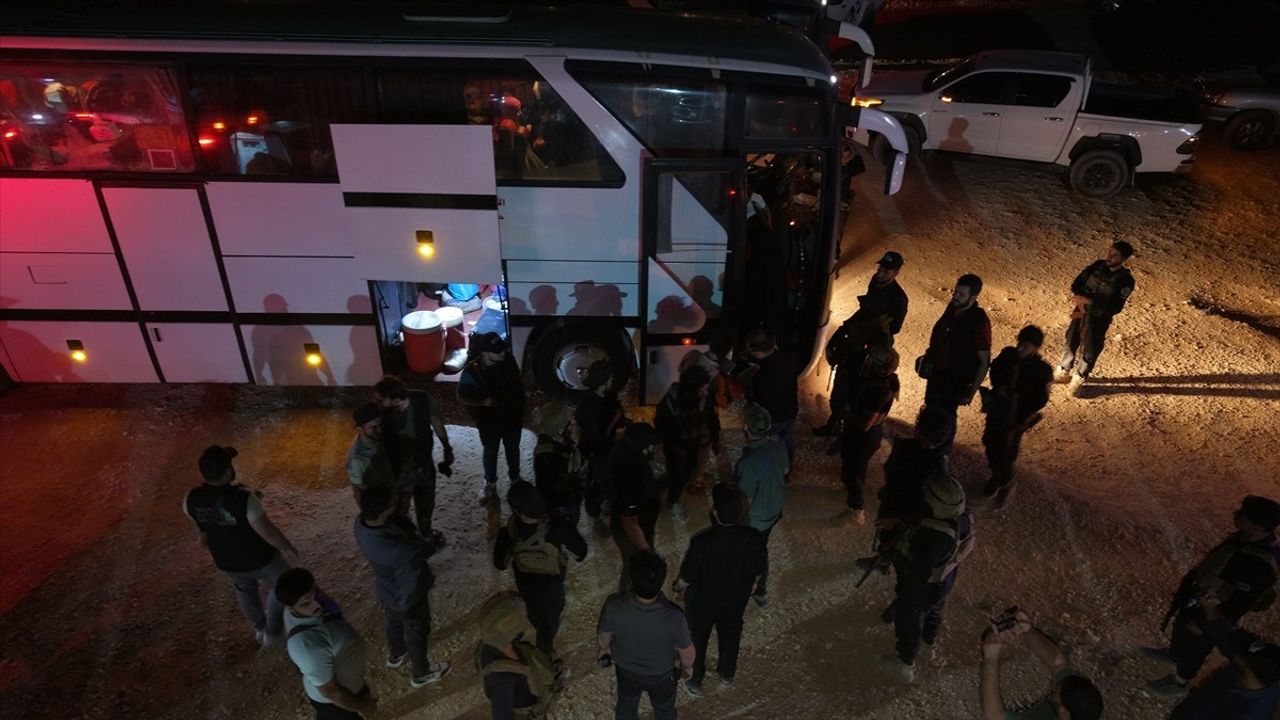 Suriye'de Hol Kampı'ndan İlk Aileler Tahliye Edildi
