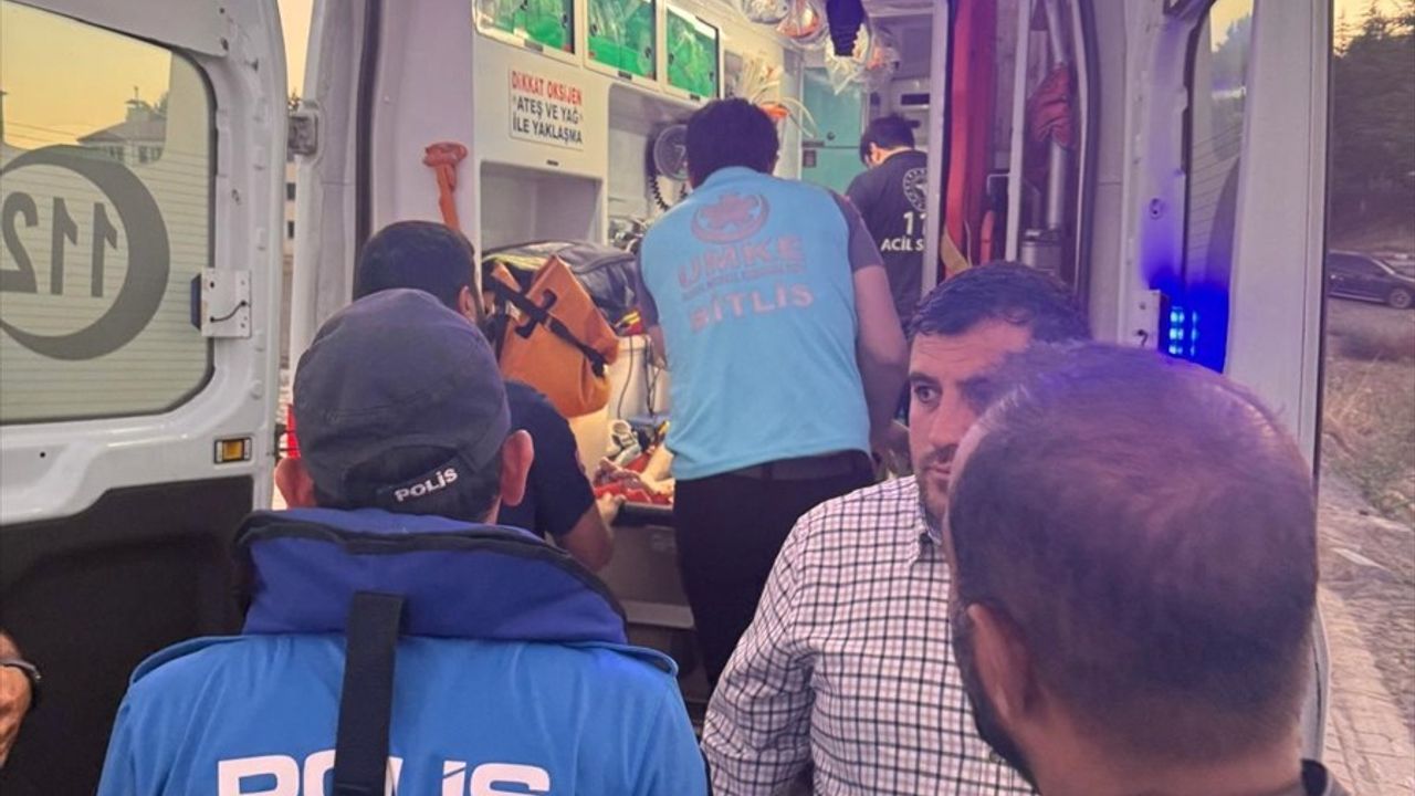 Tatvan'da Van Gölü'nde Sürüklenen Genç Polis Tarafından Kurtarıldı