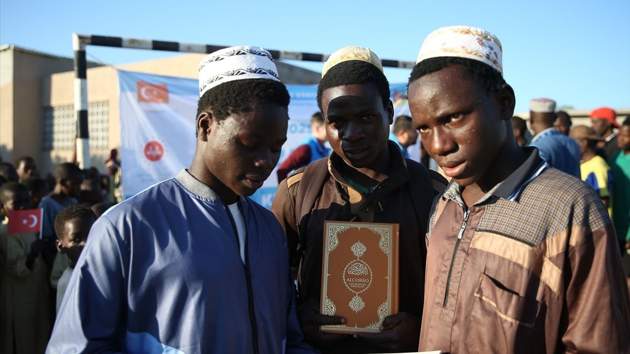 TDV Gönüllüleri Mozambik'te Kur'an-ı Kerim Dağıttı