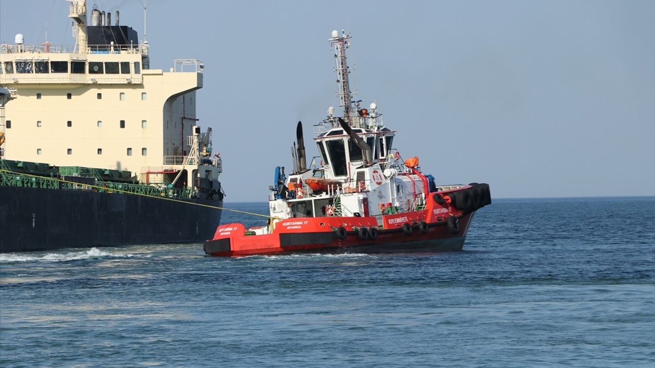 Tekirdağ'da Karaya Oturan Gemi İçin Kurtarma Çalışmaları Devam Ediyor