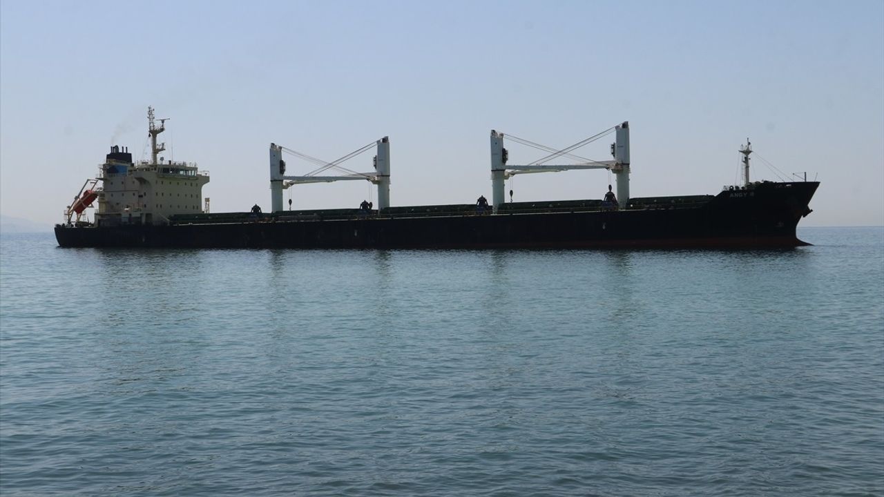 Tekirdağ'da Kuru Yük Gemisi Karaya Oturdu