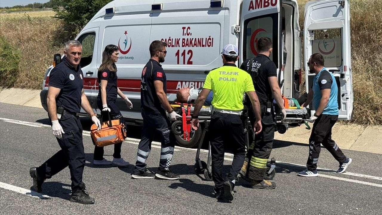 Tekirdağ'da Tır Devrildi, Sürücü Hastaneye Kaldırıldı