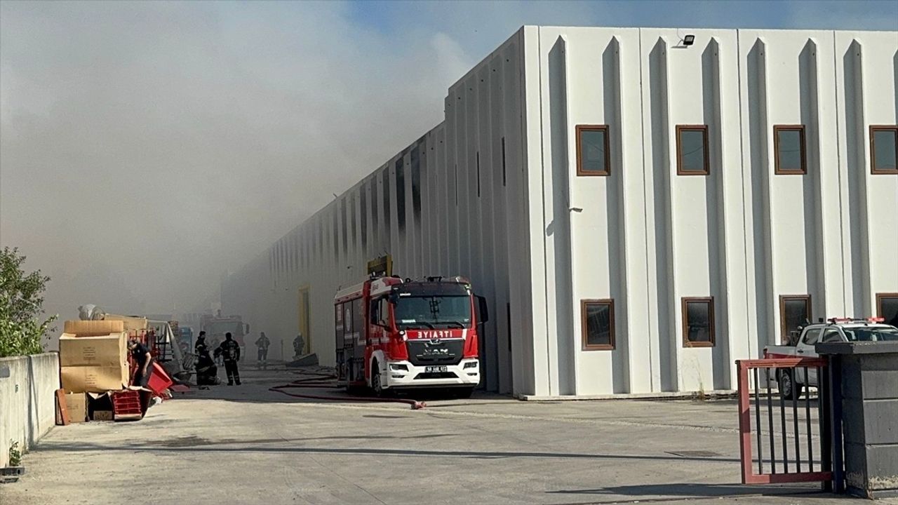 Tekirdağ'daki Gıda Deposunda Yangın Patlak Verdi