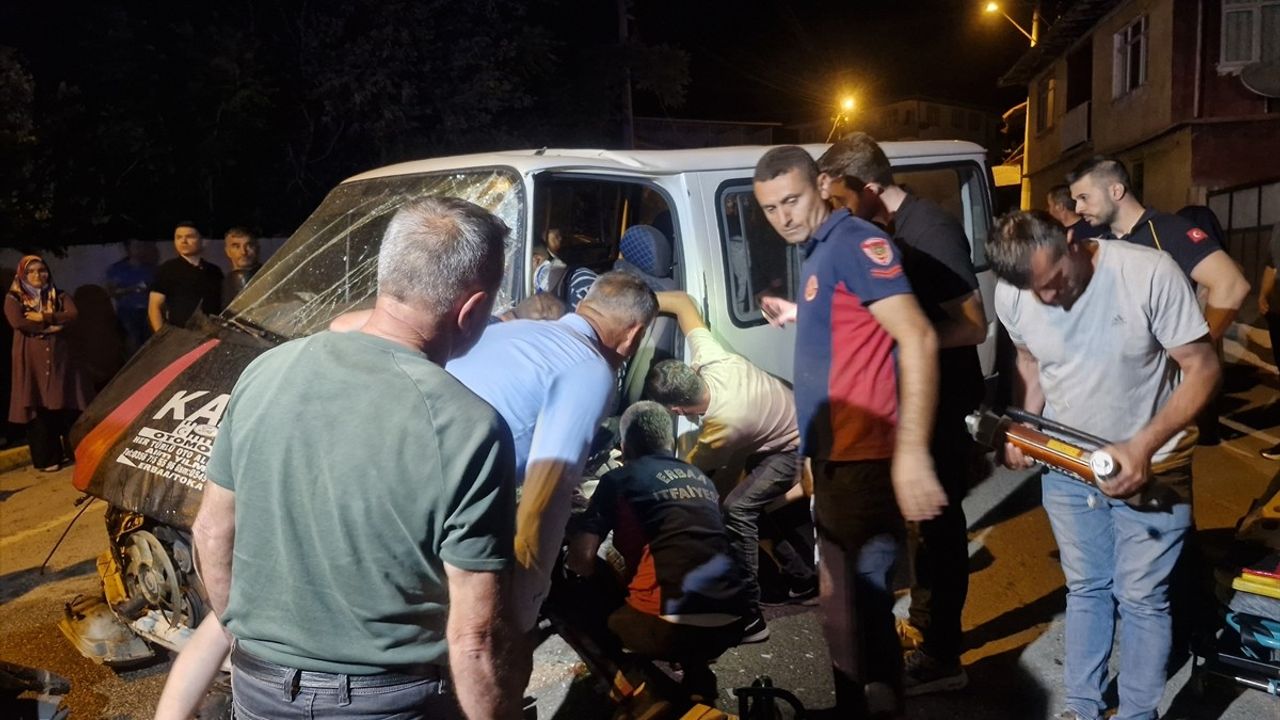 Tokat’ta Minibüs Pikaba Çarptı: 1 Yaralı