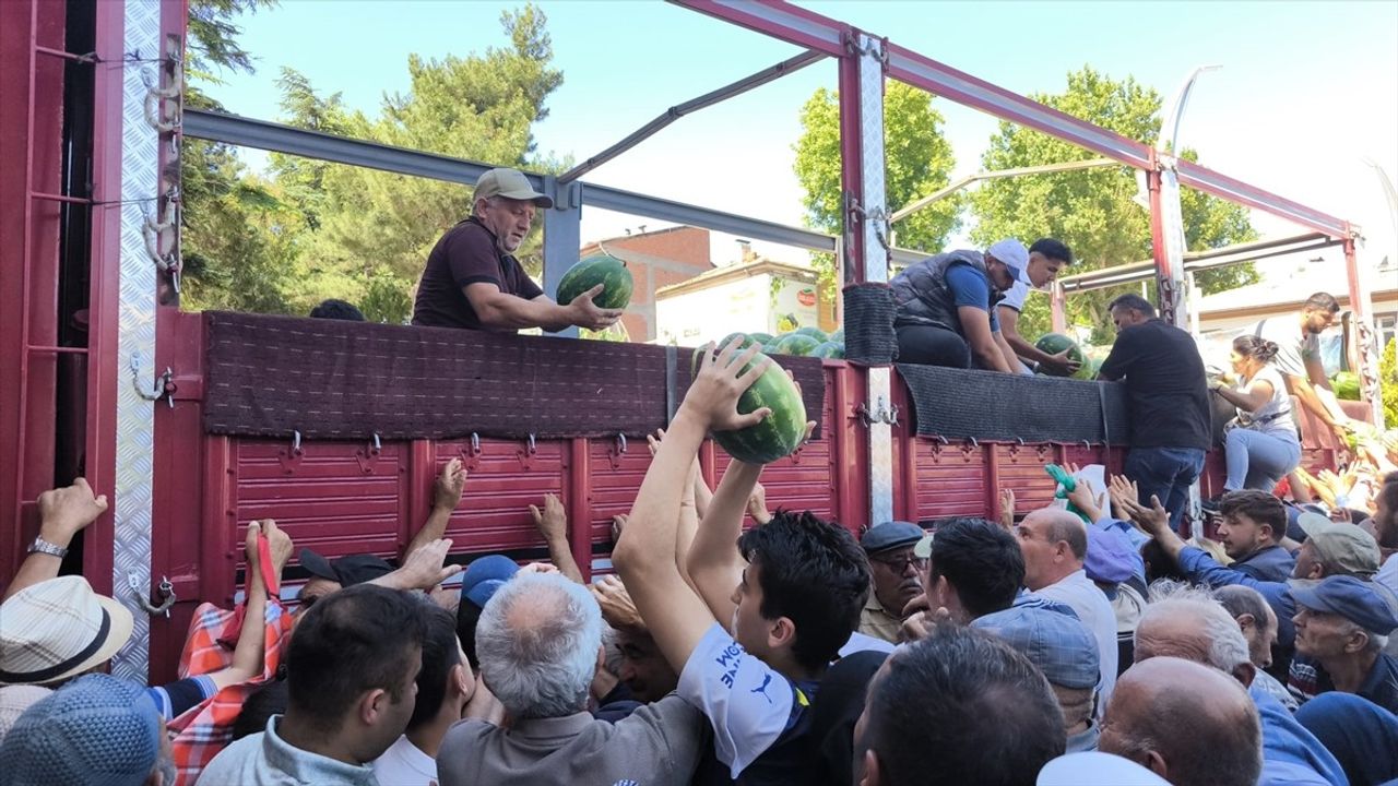 Tokat'ta Ücretsiz Karpuz Dağıtımı