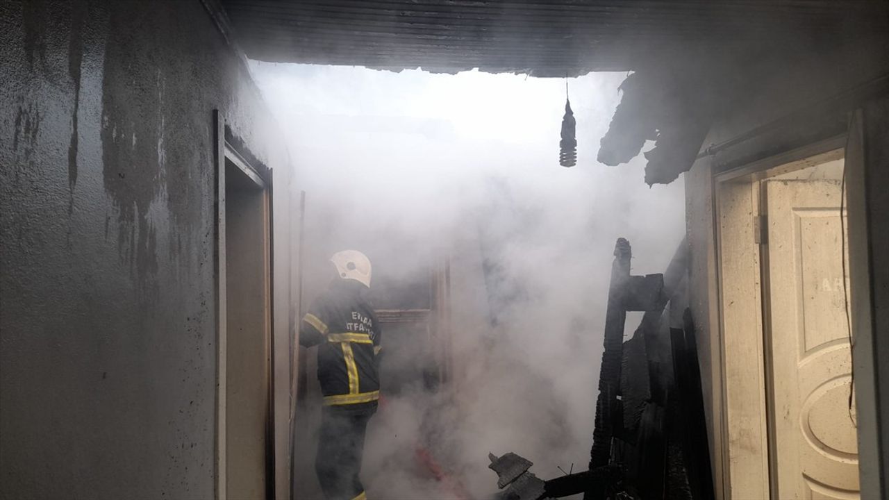 Tokat'ta Yangın: 3 Ev Zarar Gördü, İtfaiye Kuşu Kurtardı