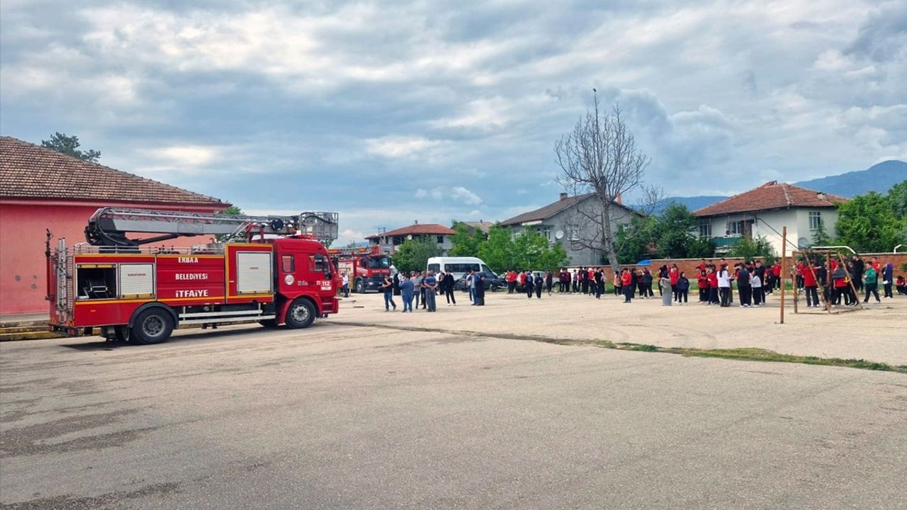Tokat'taki Lisede Yangın İhbarı: Öğrenciler Tahliye Edildi